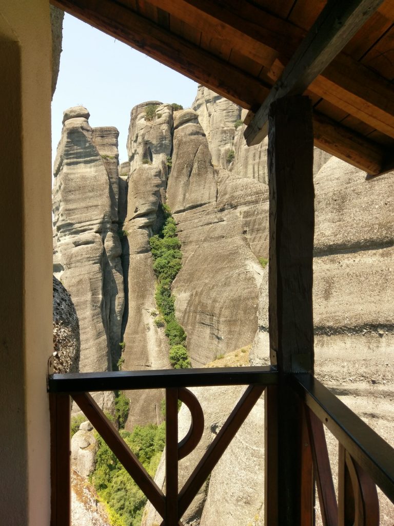 Große Felsformationen vor dem Kloster Agios Nikólaos Anapavás