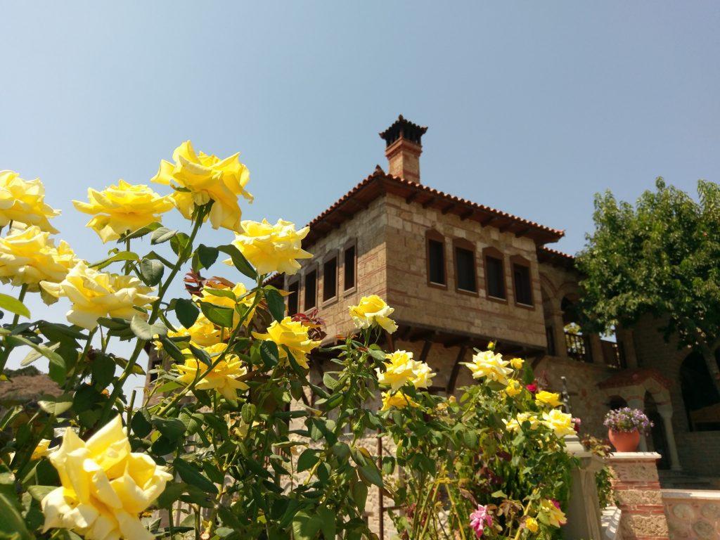 Wunderschöne Blumen im Garten des Varlaám Klosters