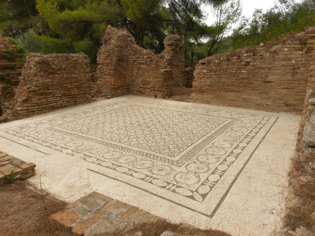 Gut erhaltener Mosaikboden eines ehemaligen Badehauses