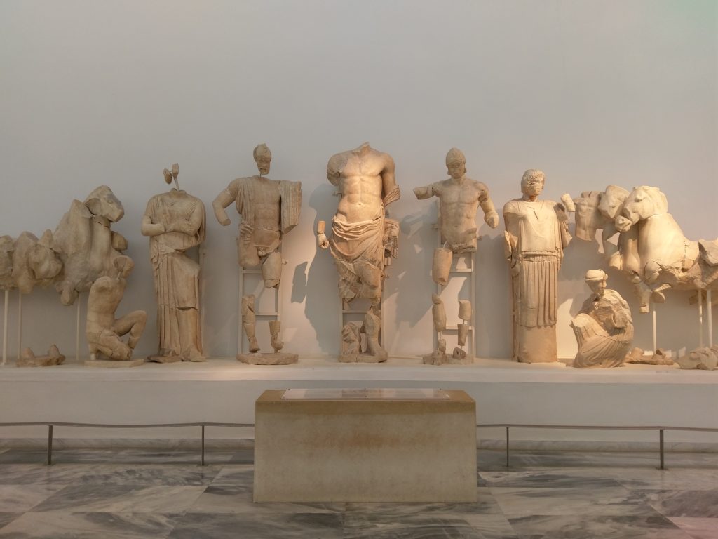 Skulpturen und Ornamente des Zeus-Tempels