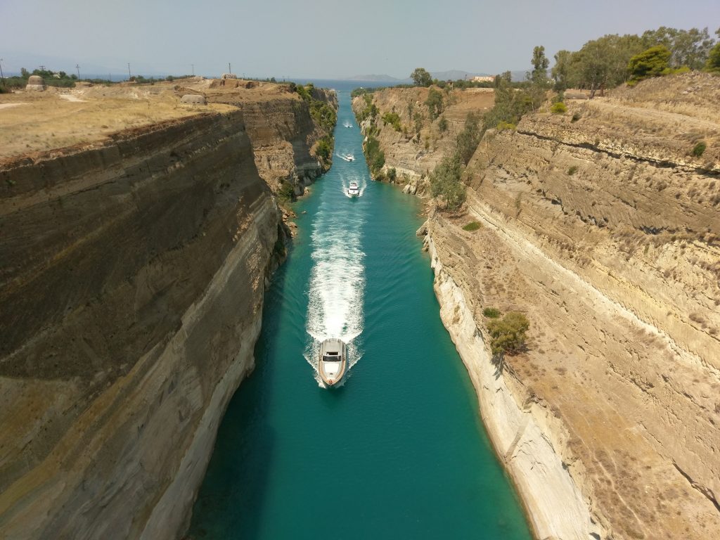 Boote fahren durch den schmalen Kanal