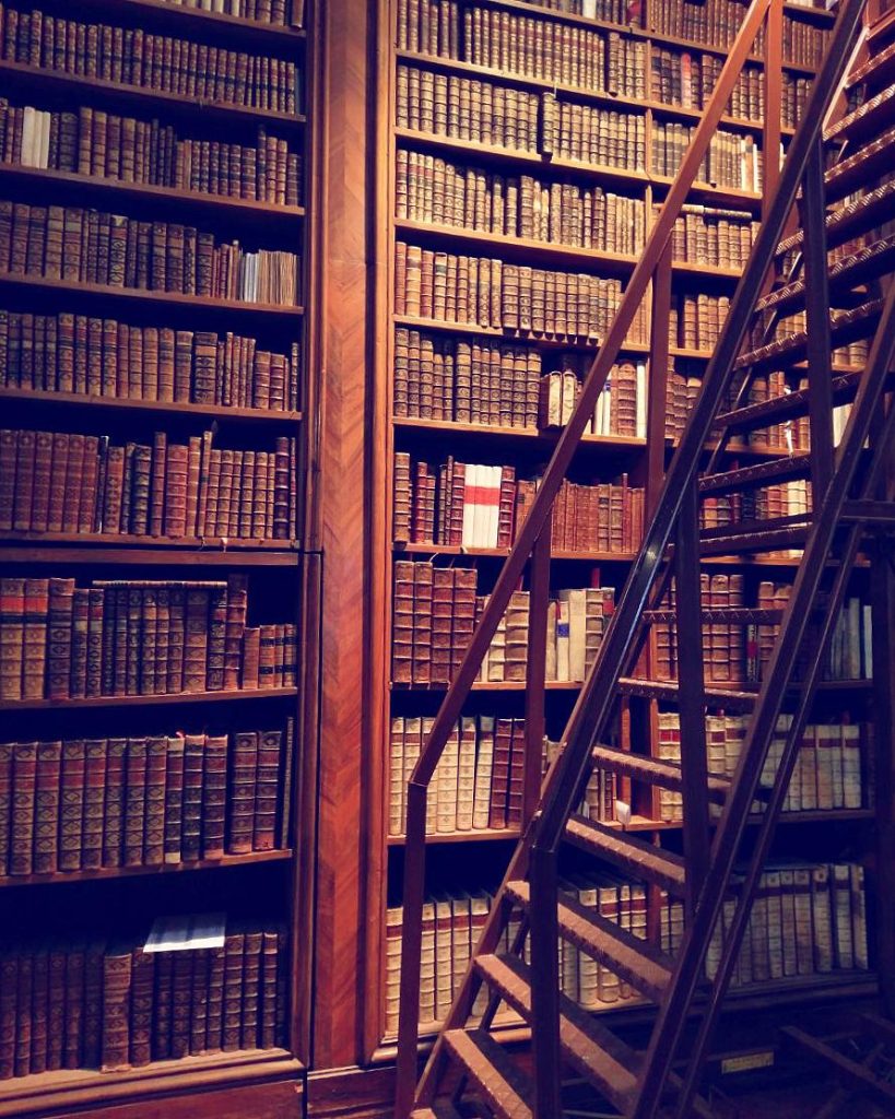 Der Blick auf ein weiteres Bücherregal mit Bibliothekstreppe