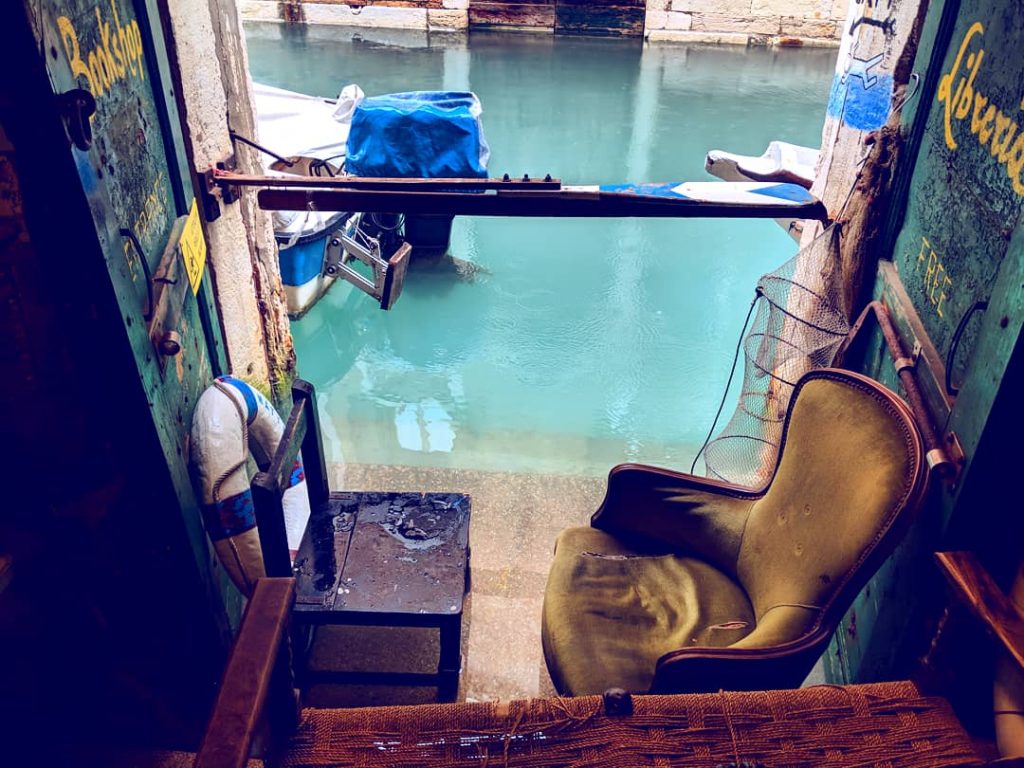 Ein gemütliches Plätzchen zum Lesen - Venedig mit beginnendem Hochwasser