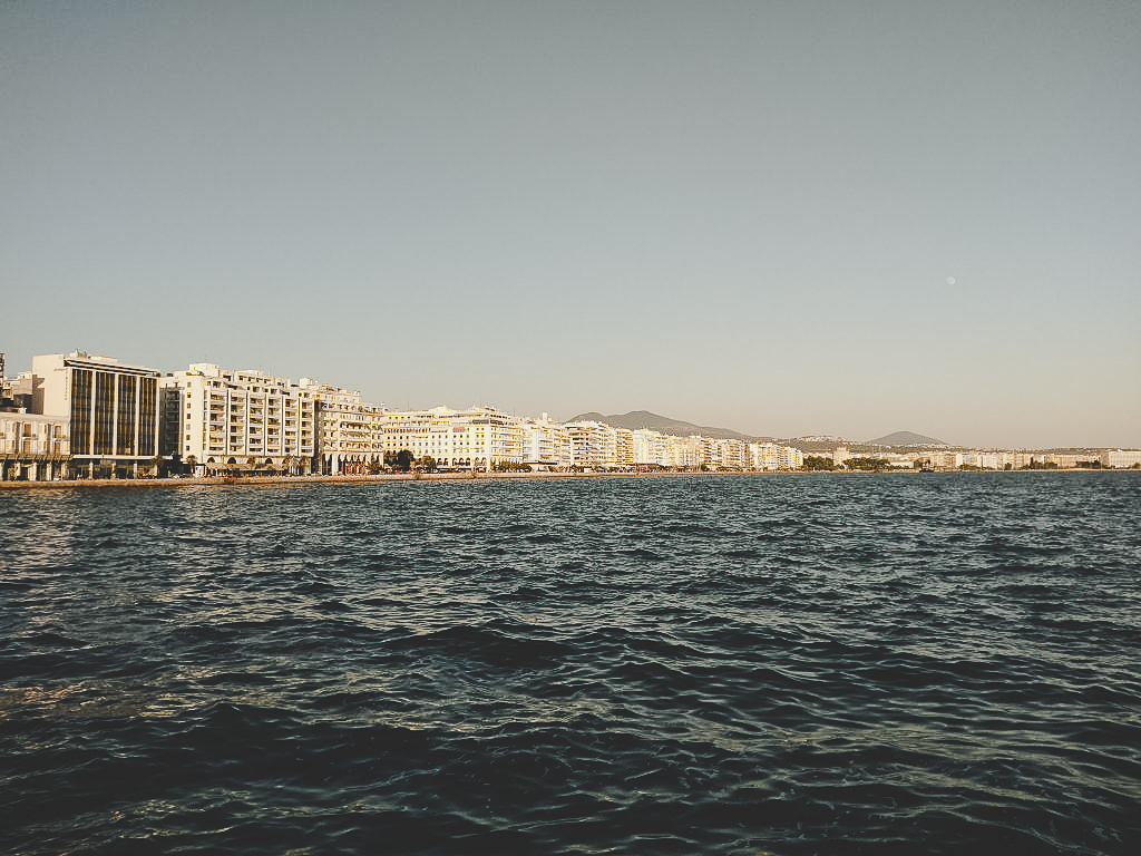 Der Blick vom Meer aus auf Thessaloniki