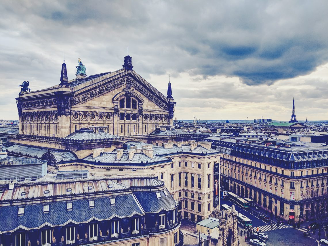 Hoch oben über Stadt - der Blick auf Paris