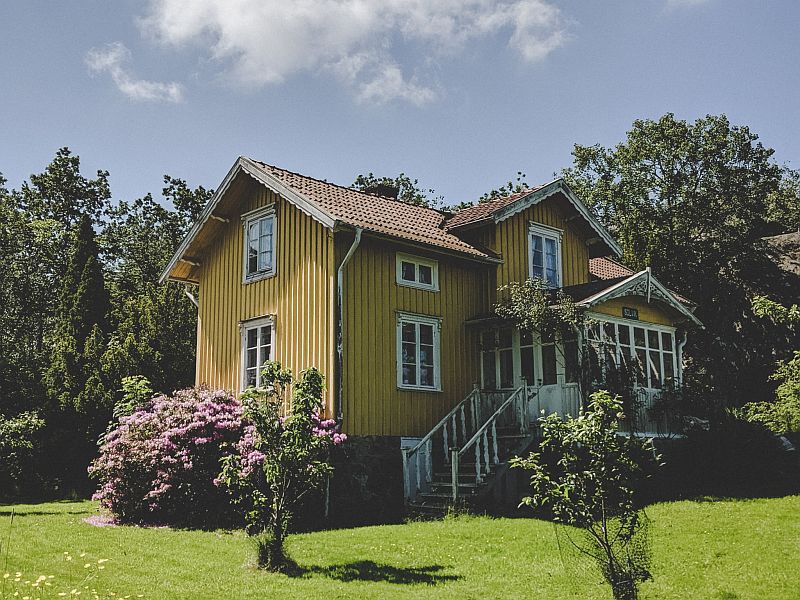 Gelbes Holzhaus auf Asperö